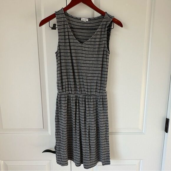 Love, Fire Size XS Sleeveless Gray and Black Striped Simple Mini Dress - Picture 2 of 4